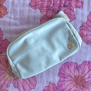 NWT lululemon Everywhere Belt Bag in Vapor/Gold